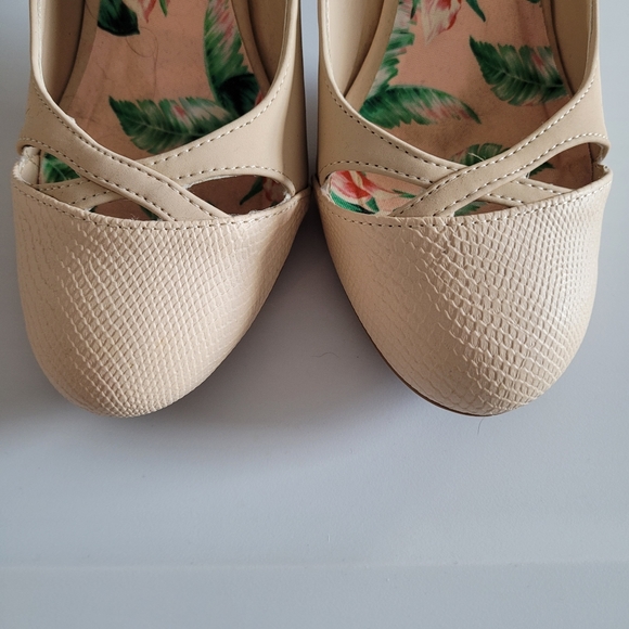 Tan Heels - Picture 5 of 5